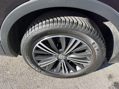 Used 2018 Volkswagen Tiguan SEL Premium image 17