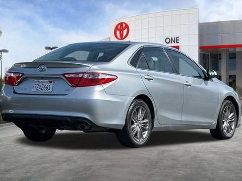 Used 2017 Toyota Camry SE image 4
