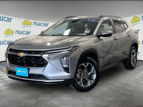 Used 2025 Chevrolet Trax LT w/ LT Convenience Package FWD image 3