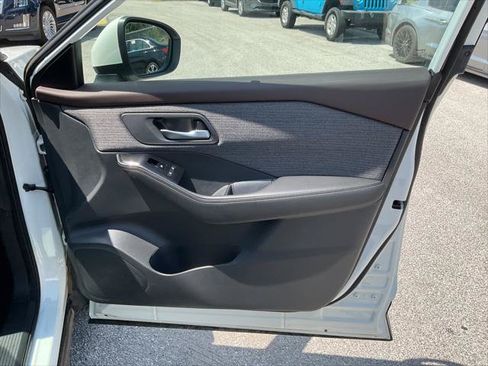 Used 2022 Nissan Rogue SV FWD image 23