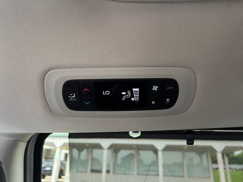 Used 2023 Chrysler Pacifica Touring-L FWD image 36
