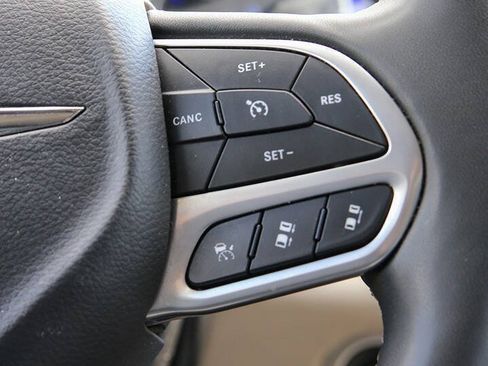 Used 2023 Chrysler Pacifica Touring-L FWD image 33