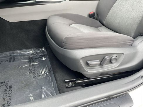 Used 2020 Toyota Camry LE image 10