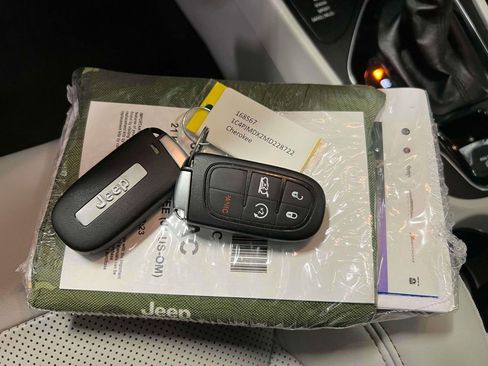 Used 2021 Jeep Cherokee Limited image 38