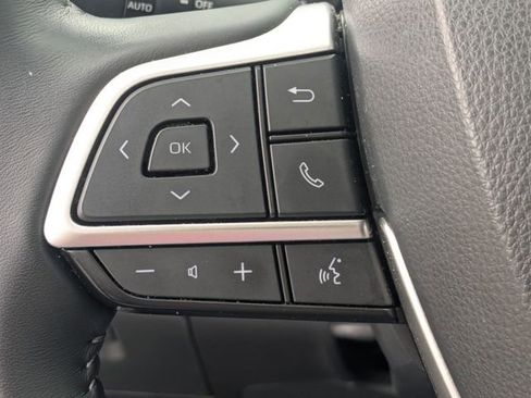 Used 2023 Toyota Highlander XLE FWD image 17