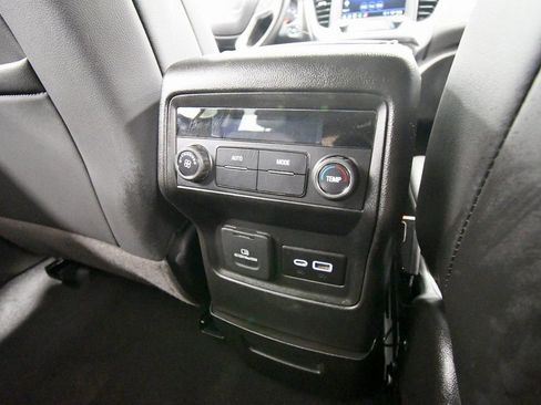 Used 2023 GMC Acadia SLT image 16