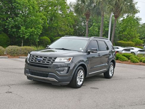 Used 2017 Ford Explorer XLT w/ Equipment Group 202A FWD image 6
