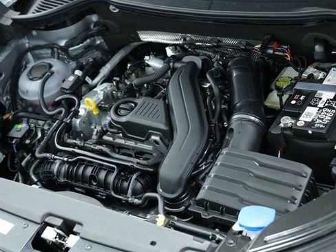 New 2025 Volkswagen Taos SE image 9