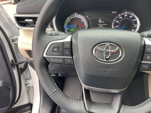 Used 2025 Toyota Highlander XLE image 21