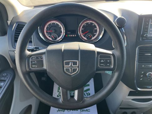 Used 2018 Dodge Grand Caravan SE w/ UConnect Hands-Free Group image 18