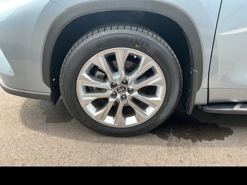 Used 2021 Toyota Highlander Limited FWD image 25