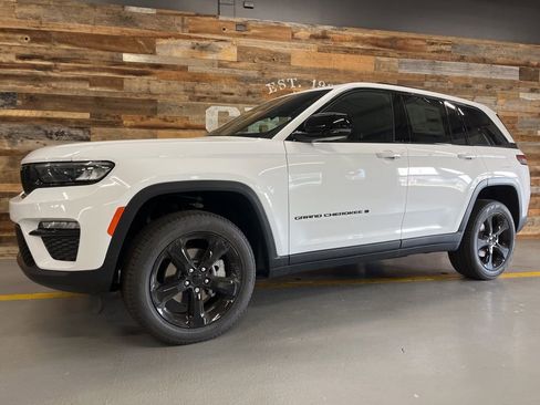 New 2025 Jeep Grand Cherokee Limited w/ Black Appearance Package image 17