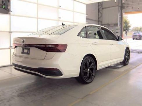 Used 2025 Volkswagen Jetta SE FWD image 4