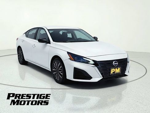 Used 2025 Nissan Altima 2.5 SV FWD image 2