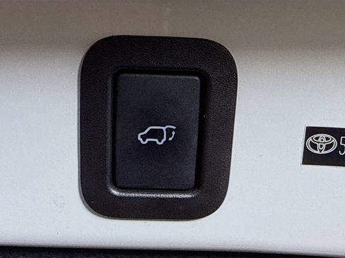 Used 2014 Toyota Highlander XLE AWD/4WD image 32