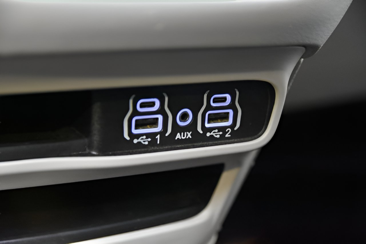 Used 2023 Chrysler Voyager LX FWD image 26