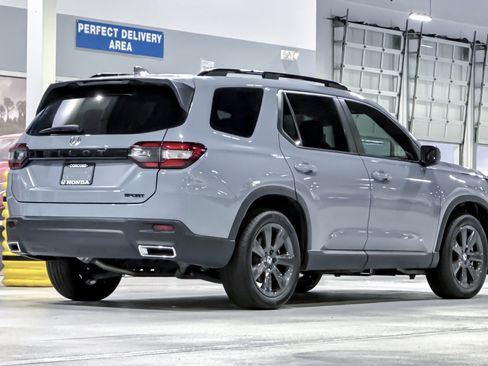 Used 2025 Honda Pilot Sport image 9