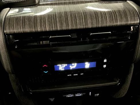 Used 2022 Jeep Wagoneer Series II AWD/4WD image 32