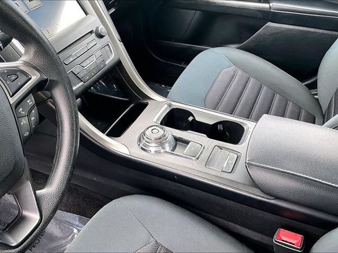 Used 2017 Ford Fusion SE w/ Fusion SE Technology Package FWD image 10