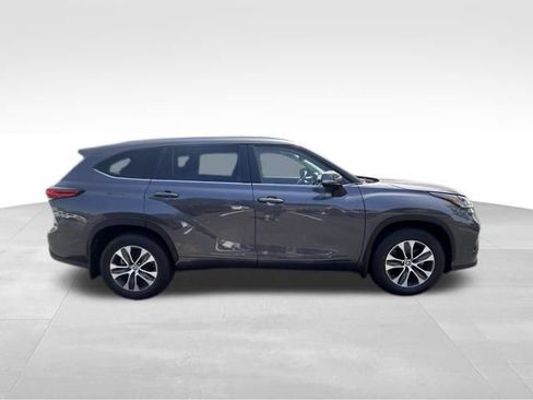 Used 2023 Toyota Highlander XLE FWD image 8