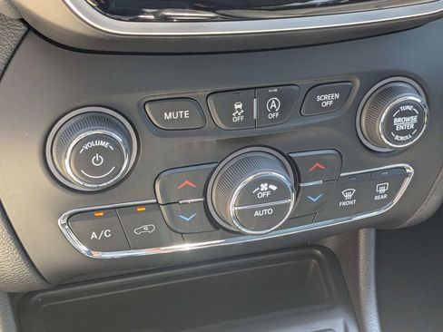 Used 2019 Jeep Cherokee Limited FWD image 23