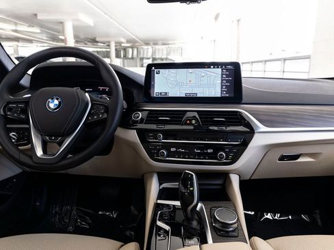 Certified 2023 BMW 530e w/ Premium Package image 11