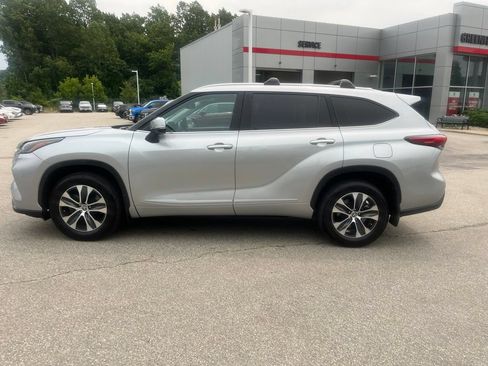 Used 2023 Toyota Highlander XLE AWD/4WD image 3