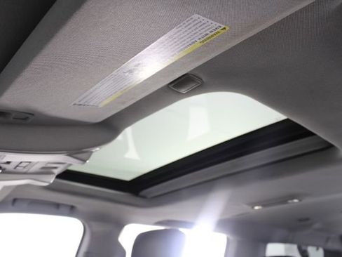 Used 2017 GMC Yukon XL SLT w/ Enhanced Security Package image 10