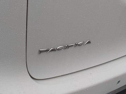 Used 2021 Chrysler Pacifica Touring-L image 18