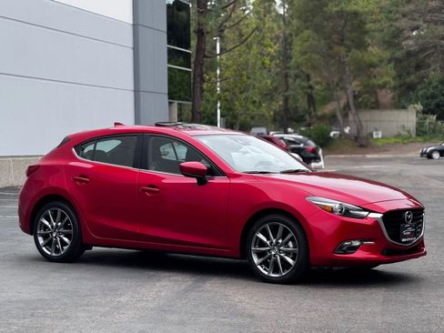 Used 2018 MAZDA MAZDA3 Grand Touring image 12