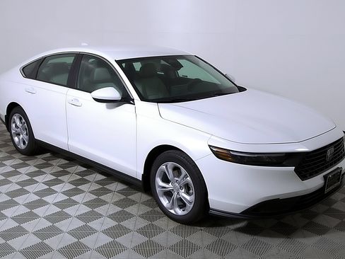 Used 2025 Honda Accord LX image 6