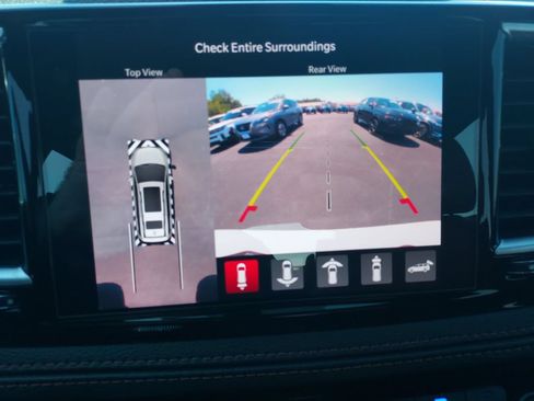 Used 2024 Chrysler Pacifica Pinnacle w/ Trailer Tow Group FWD image 23