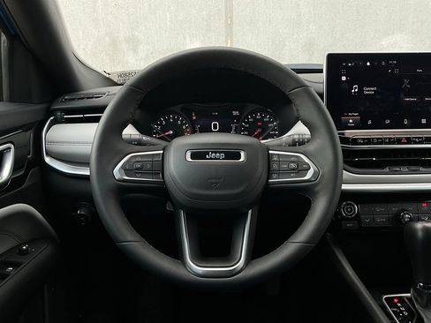 Used 2025 Jeep Compass Limited image 35