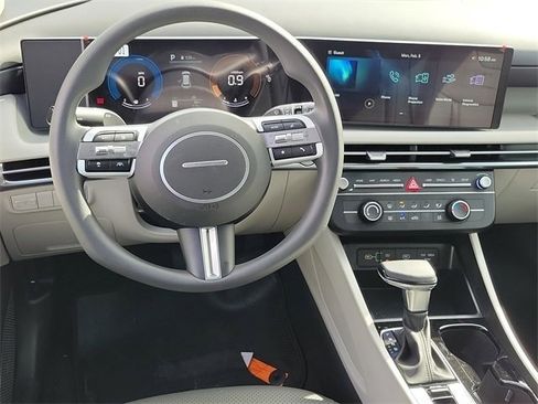 New 2025 Hyundai Tucson SE image 3