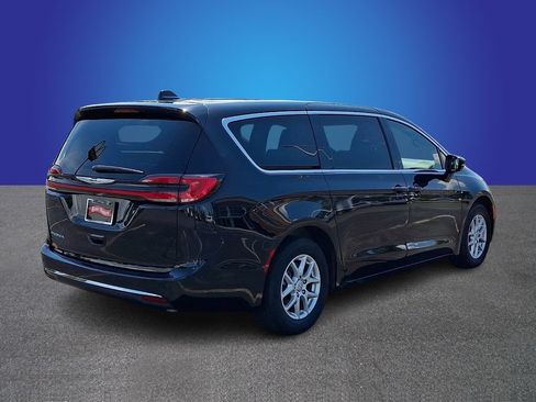 Used 2025 Chrysler Pacifica Select FWD image 4