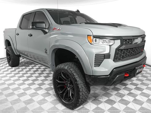 Used 2024 Chevrolet Silverado 1500 LT Trail Boss w/ Convenience Package II AWD/4WD image 2