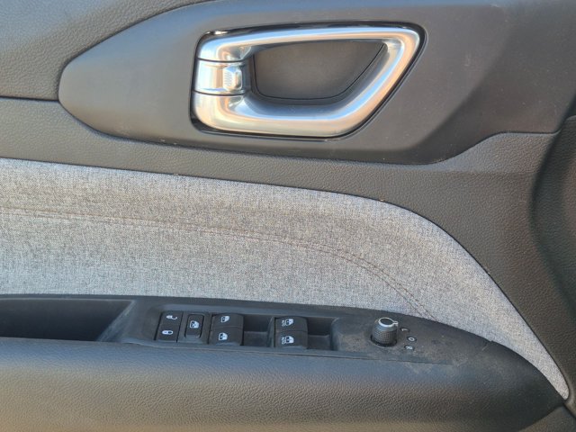 Used 2024 Jeep Compass Latitude w/ Sun and Sound Group AWD/4WD image 7