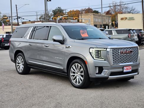 Used 2023 GMC Yukon XL Denali w/ Denali Reserve Package image 3