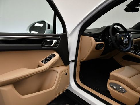 Used 2025 Porsche Macan image 38