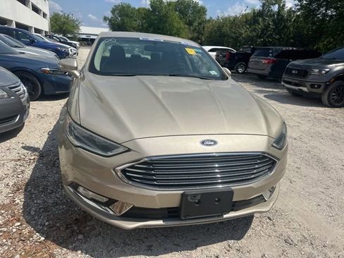 Used 2017 Ford Fusion SE w/ Fusion SE Technology Package image 2