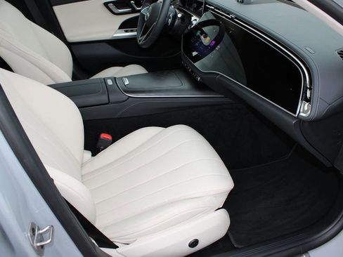 Used 2025 Mercedes-Benz E 350 4MATIC Sedan image 6