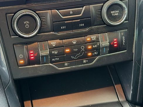Used 2018 Ford Explorer XLT w/ Equipment Group 202A AWD/4WD image 40
