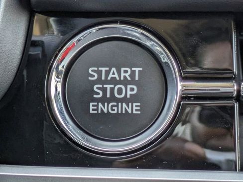 New 2025 Mitsubishi Outlander SE image 33