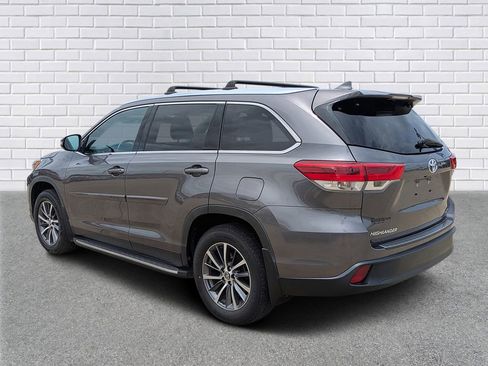 Used 2019 Toyota Highlander XLE FWD image 3