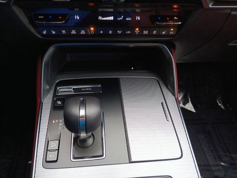 Certified 2025 MAZDA CX-70 Plug-In Hybrid w/ Premium Plus image 28