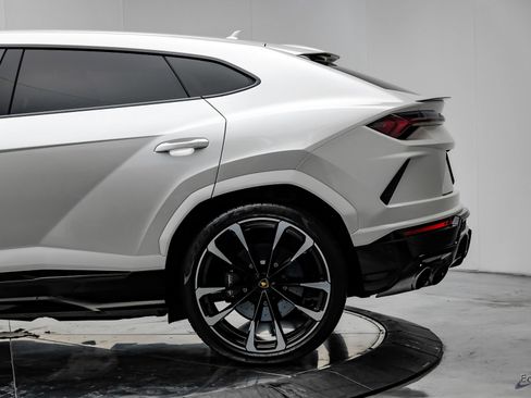 Used 2022 Lamborghini Urus image 8