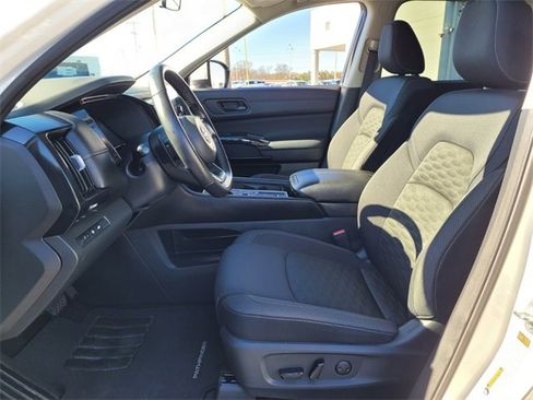 Used 2025 Nissan Pathfinder SV image 9