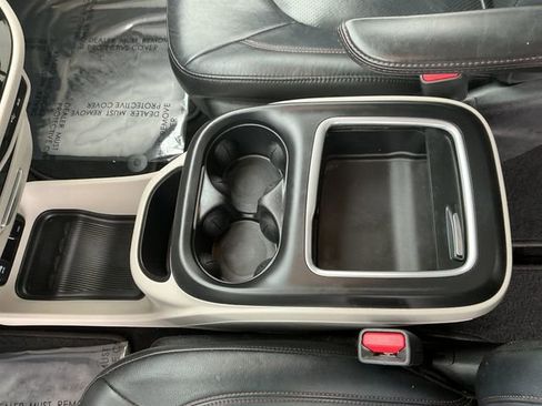 Used 2018 Chrysler Pacifica Touring-L Plus image 31