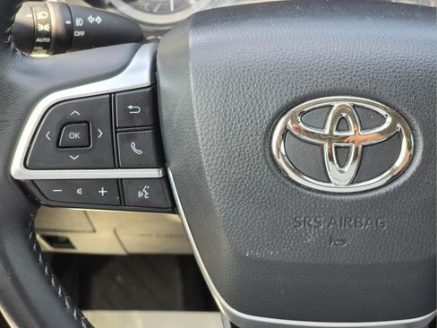 Used 2024 Toyota Highlander XLE FWD image 14