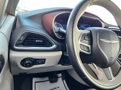 Used 2020 Chrysler Pacifica Limited FWD image 25